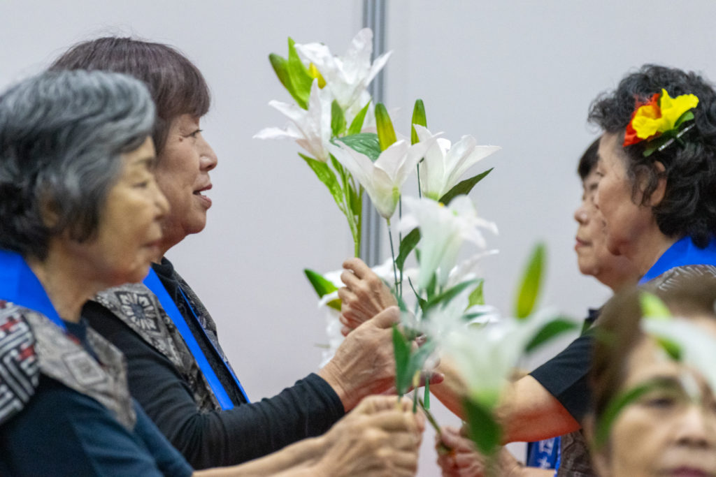 エラブユリを持って島踊り