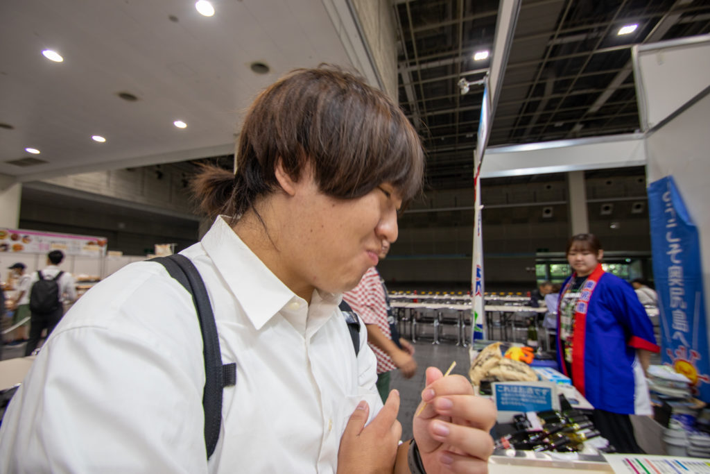 かまぼこを食べるりゅーく