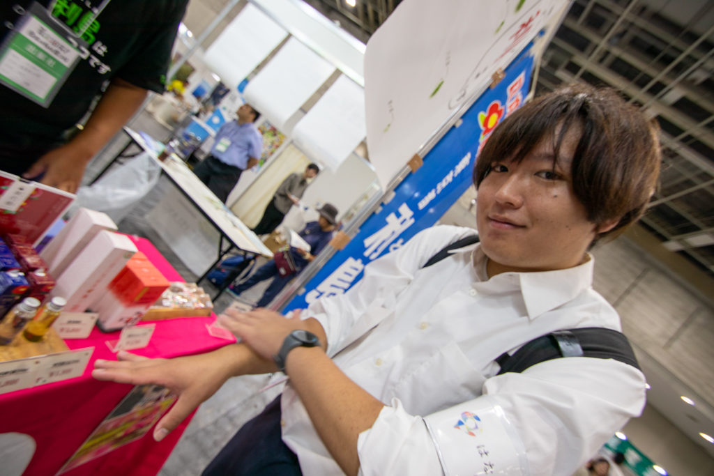 腕の上で塗り広げる