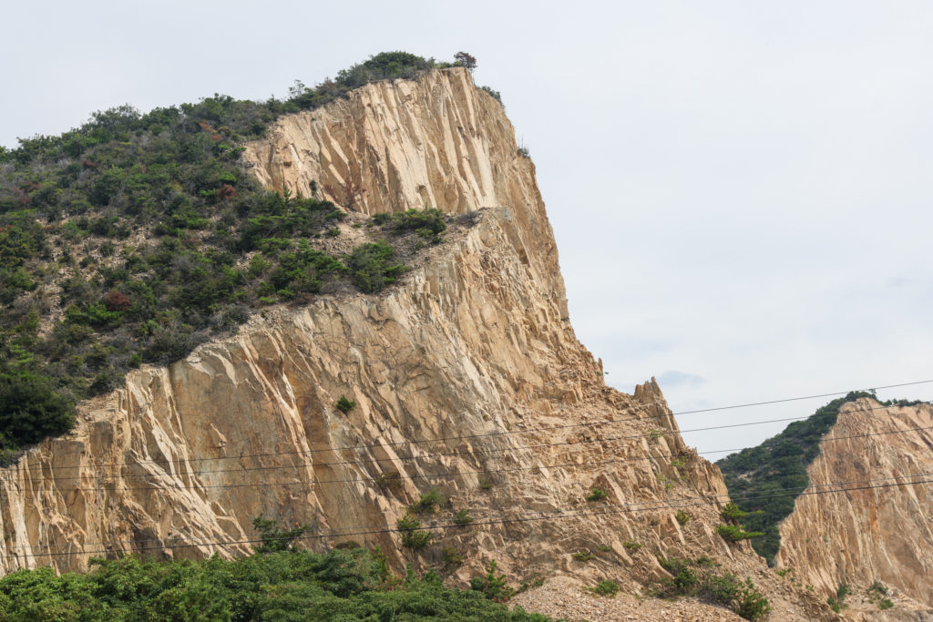 切り立った岩山