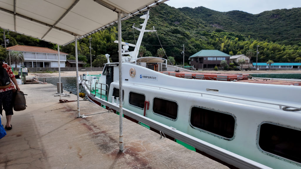 男鹿島行きのフェリー