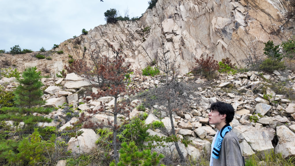 採石場を歩く平田くん