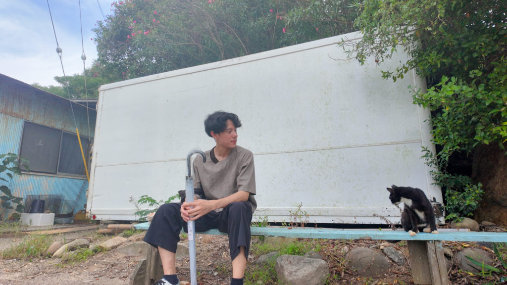 猫を見る平田くん