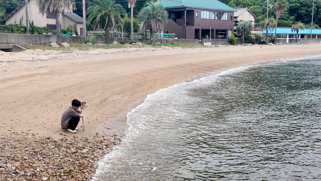 海辺で黄昏れる平田くん