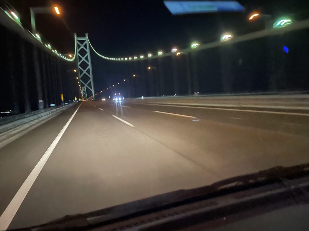 夜の高速道路