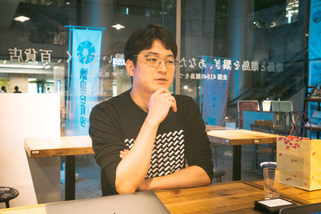 インタビューを受ける小池さん