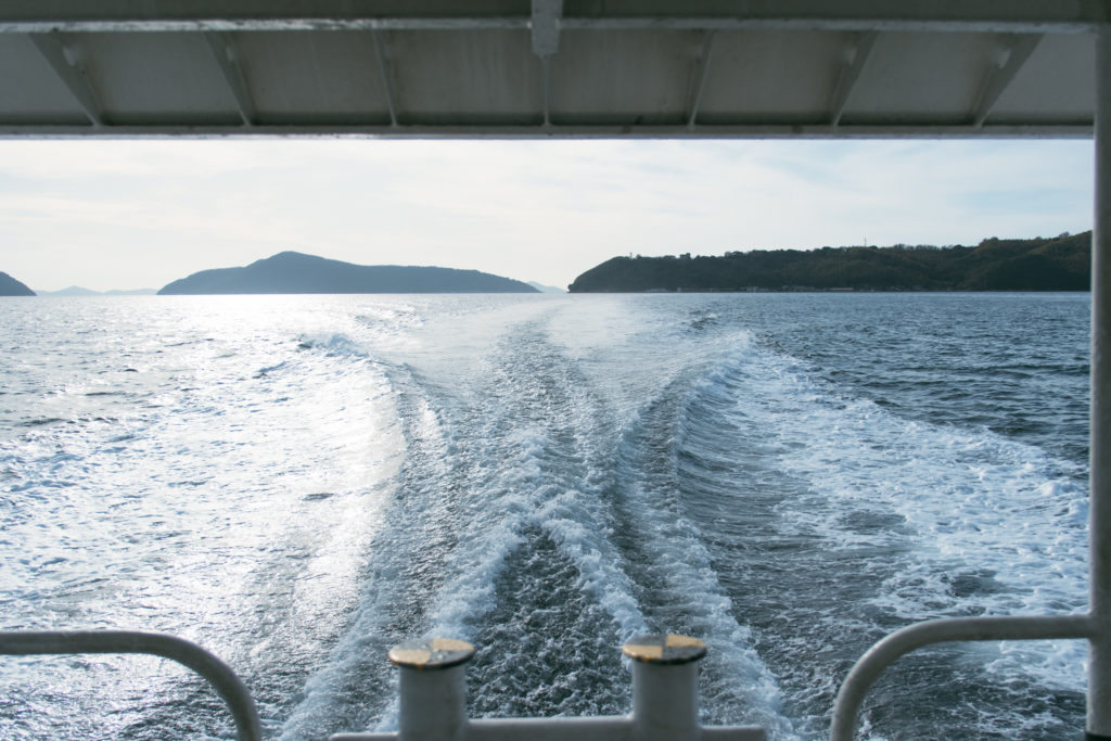 定期船から眺める海