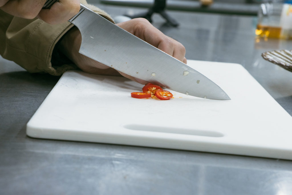 生の香川本鷹を包丁で切る