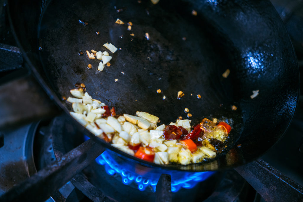 唐辛子とニンニクを炒める様子