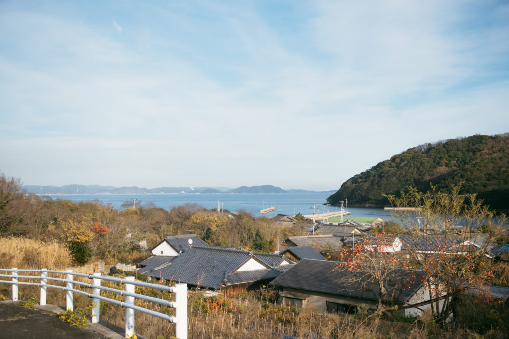 集落が並ぶ手島の風景