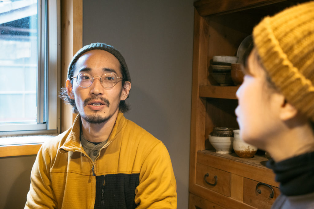 インタビューに応える松下さん