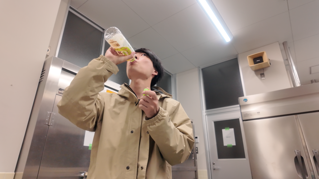 お茶を飲むハテシマサツキ