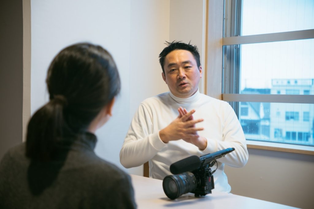 インタビューに応える山本さん