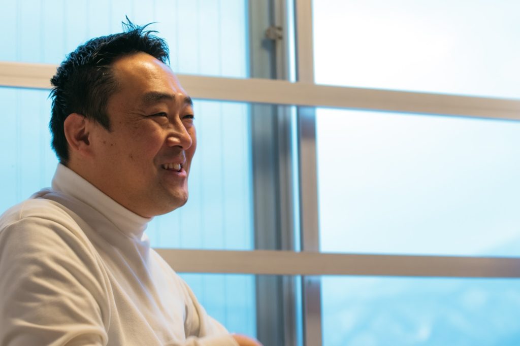 インタビューに応える山本さん