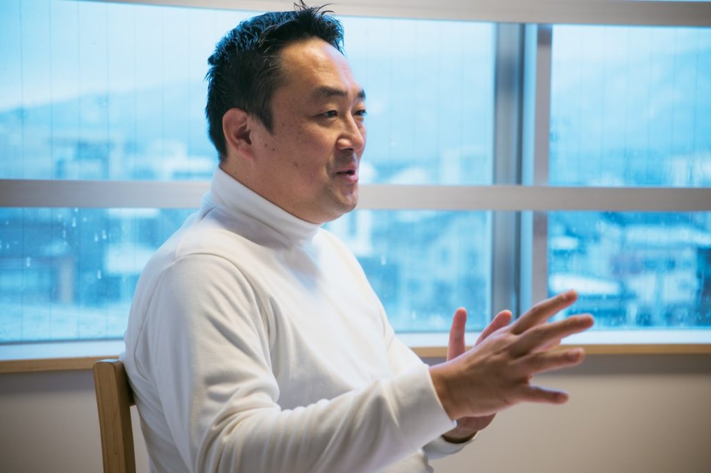 インタビューに応える山本さん