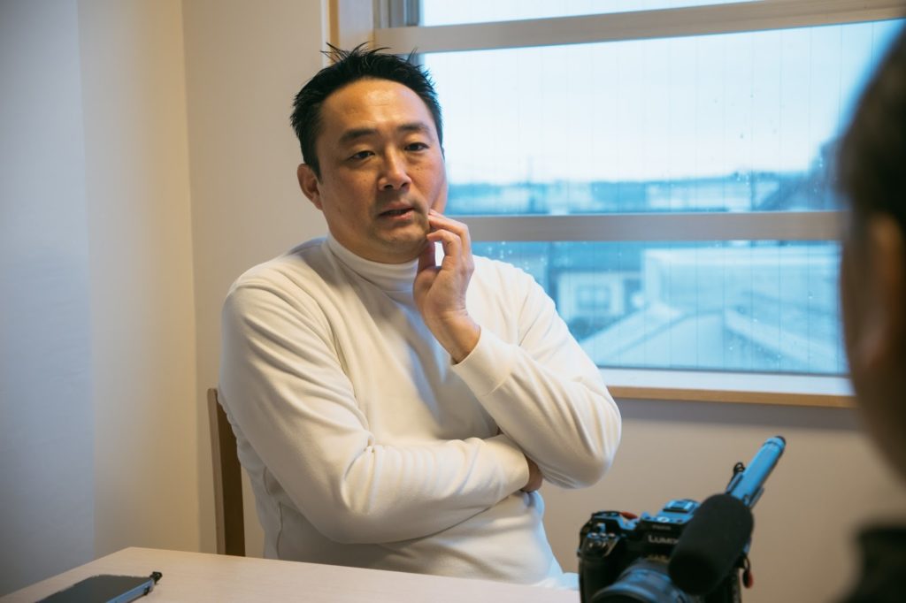 インタビューに応える山本さん