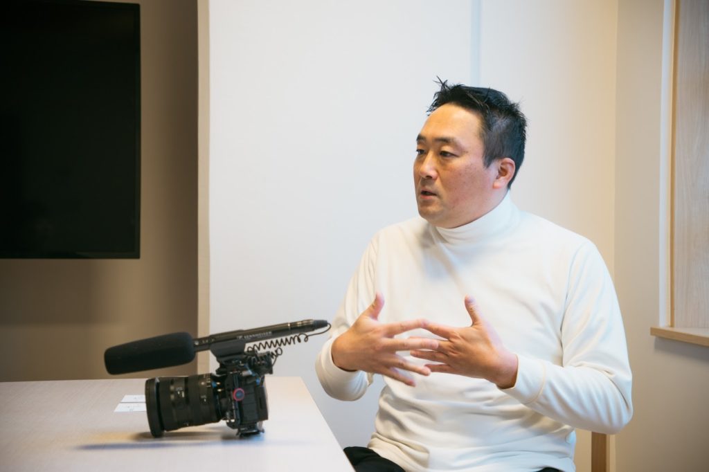 インタビューに応える山本さん